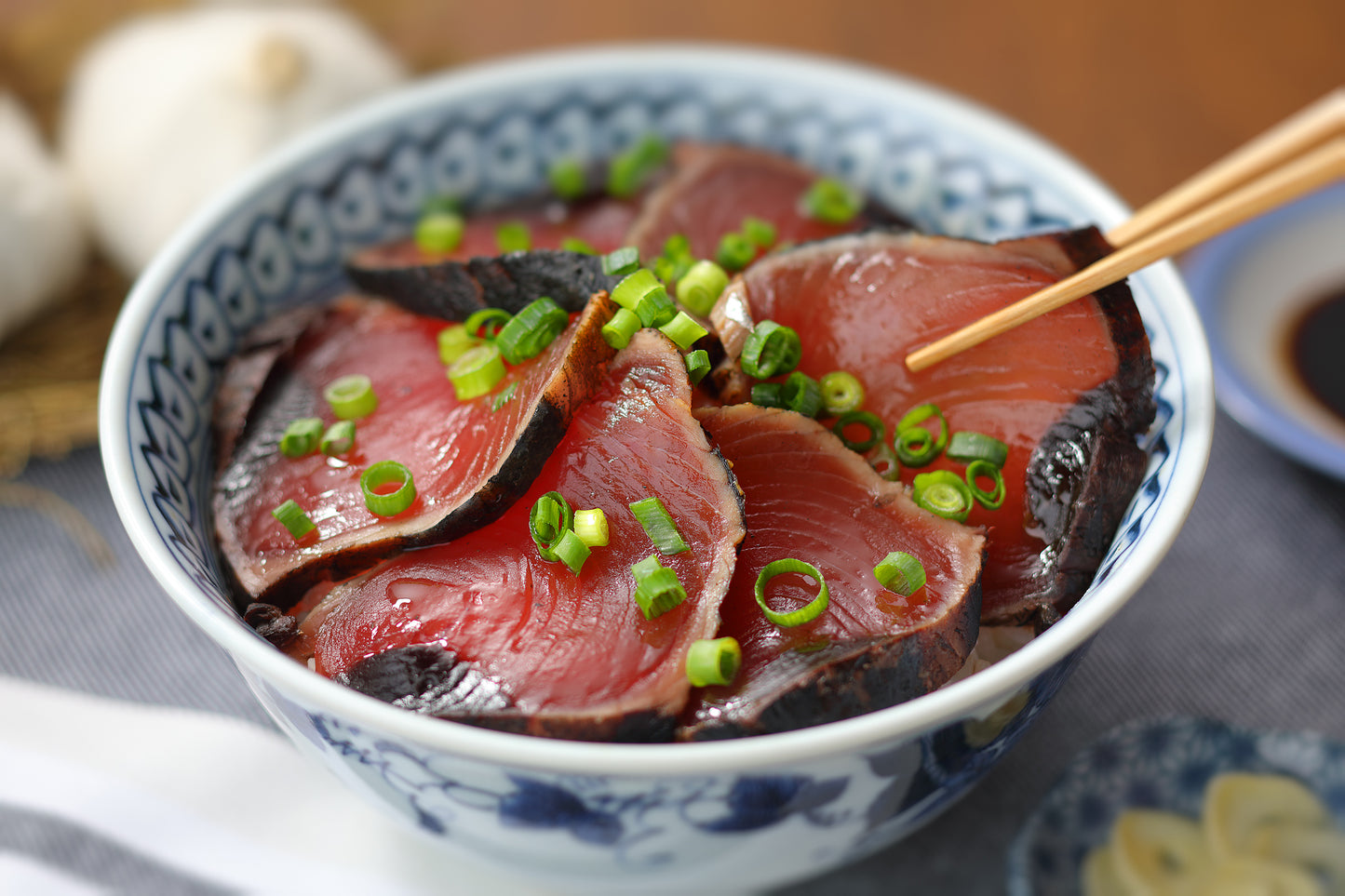 Straw-grilled bonito tataki rice bowl